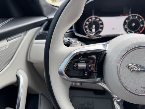 Used 2024 Jaguar F-PACE R-Dynamic S image 11