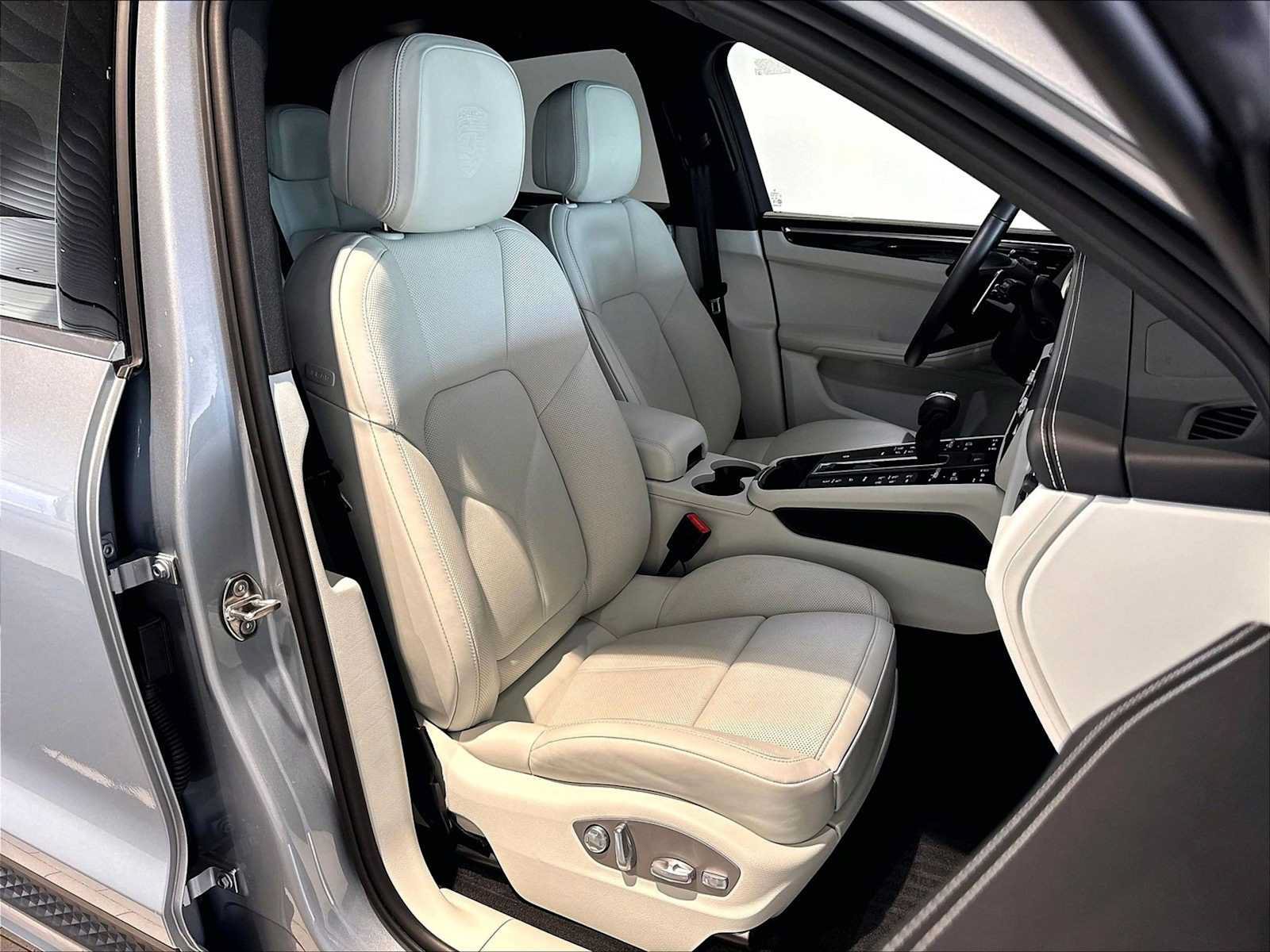 Used 2026 Porsche Macan AWD/4WD image 23