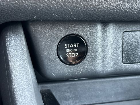 Used 2025 Nissan Rogue SV AWD/4WD image 23