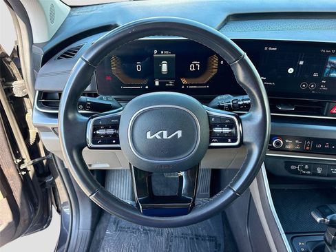 Used 2025 Kia Carnival FWD image 13