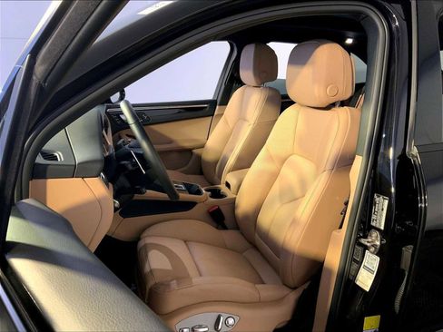 Certified 2025 Porsche Macan image 5
