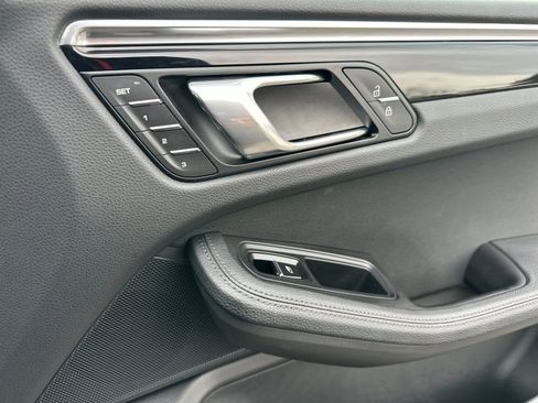 Certified 2025 Porsche Macan AWD/4WD image 19