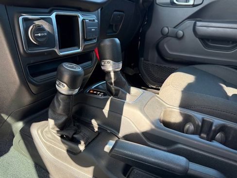 Used 2023 Jeep Gladiator Sport image 21