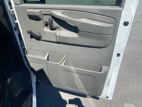 Used 2011 Chevrolet Express 3500 RWD image 16