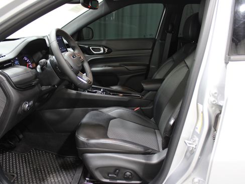 Used 2025 Jeep Compass Latitude w/ Sun & Sound Group image 3