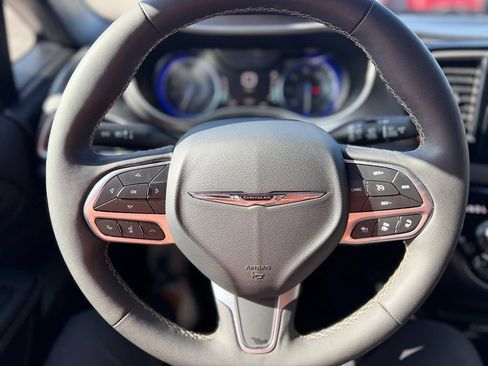 Used 2025 Chrysler Pacifica Select FWD image 12