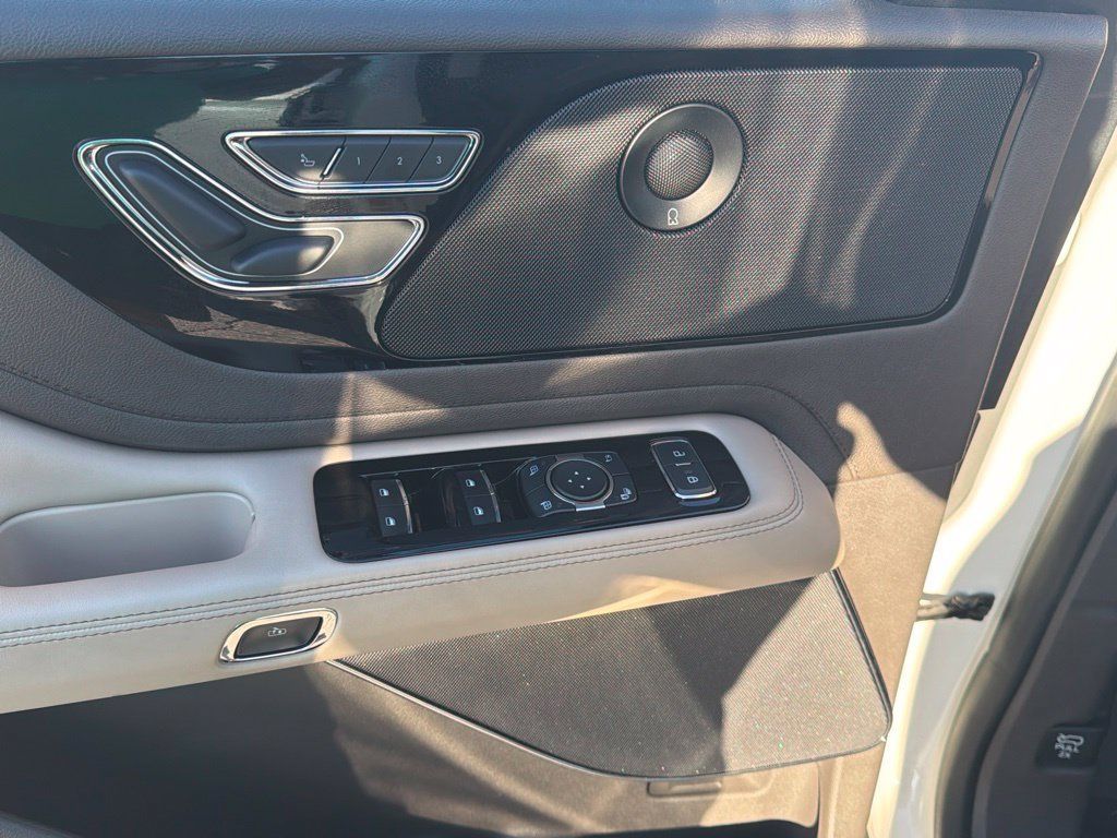 Used 2023 Lincoln Aviator Reserve w/ Equipment Group 201A RWD image 8