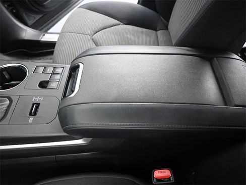 Used 2023 Toyota Highlander L image 32