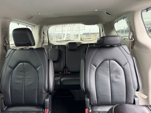 Used 2022 Chrysler Pacifica Touring-L FWD image 12
