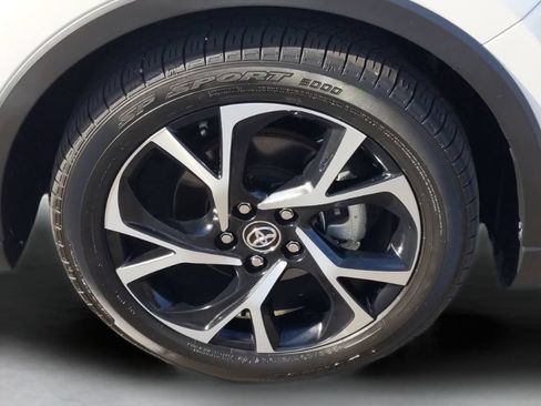 Used 2019 Toyota C-HR Limited FWD image 11