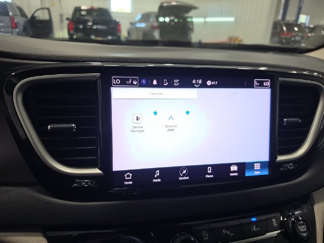 Used 2024 Chrysler Pacifica Touring-L FWD image 13