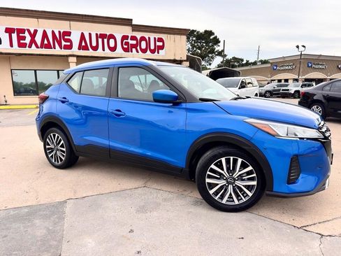 Used 2023 Nissan Kicks SV FWD image 2