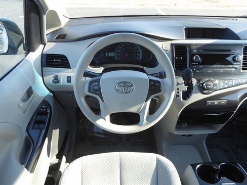 Used 2014 Toyota Sienna LE image 10
