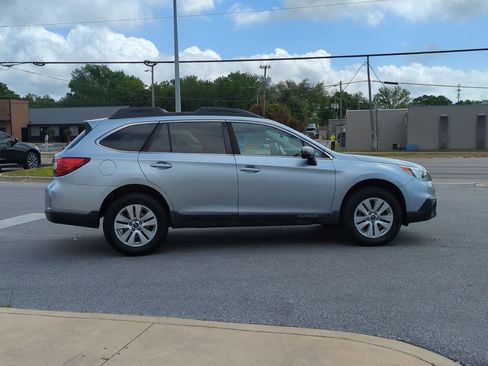 Used 2017 Subaru Outback 2.5i Premium image 8