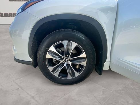 Used 2023 Toyota Highlander XLE AWD/4WD image 14