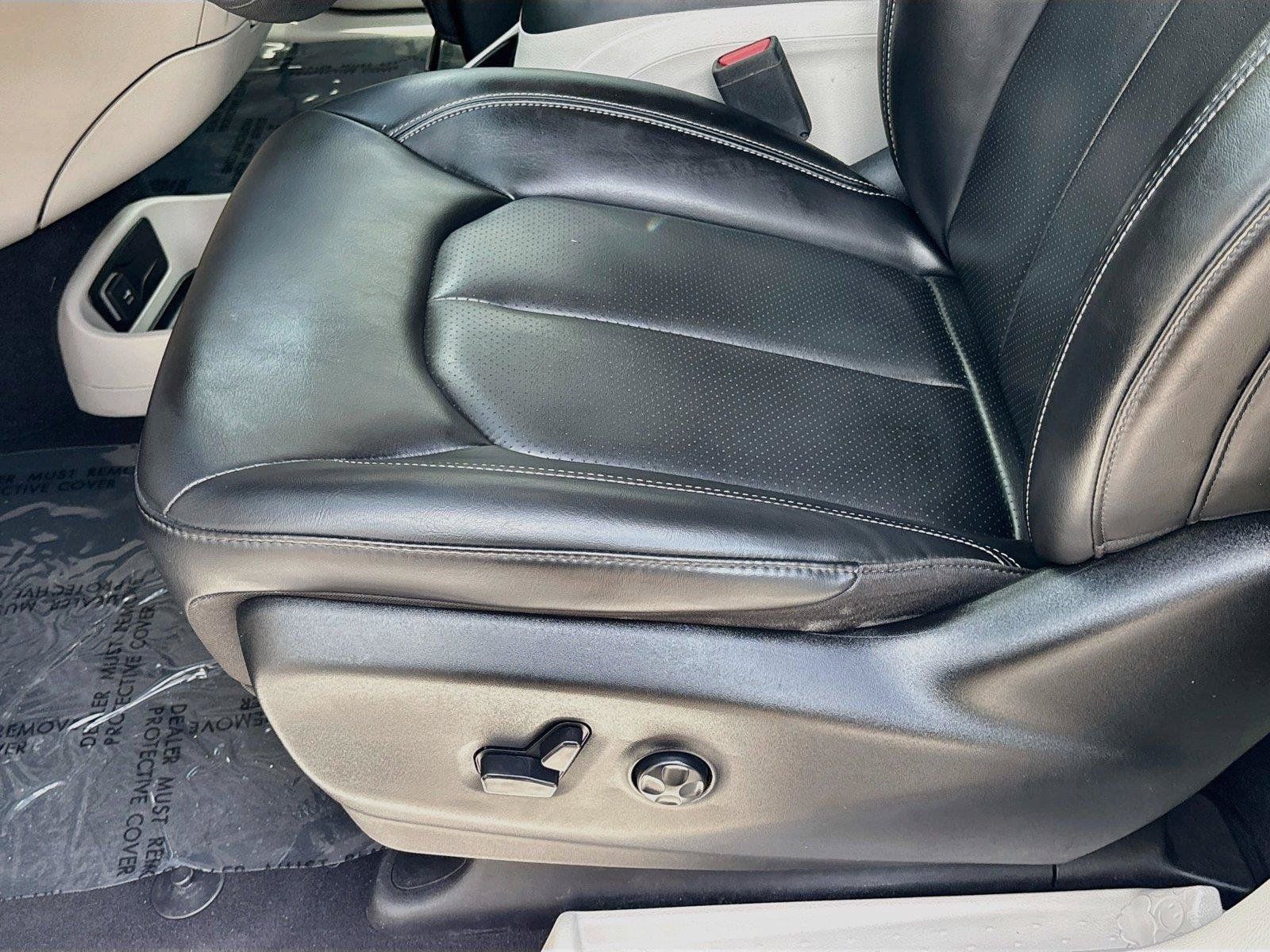 Used 2023 Chrysler Pacifica Touring-L FWD image 18