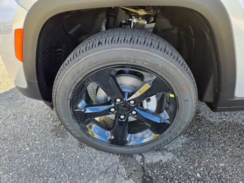 New 2025 Jeep Grand Cherokee Altitude image 30