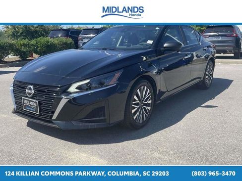 Used 2025 Nissan Altima 2.5 SV FWD image 3