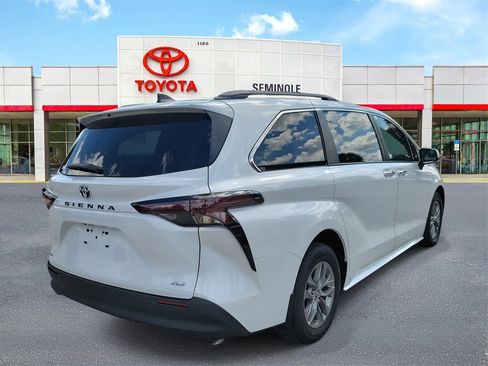 New 2026 Toyota Sienna XLE image 3