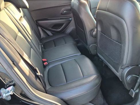 Used 2021 Chevrolet Trax LT w/ Premium Seat Package AWD/4WD image 17
