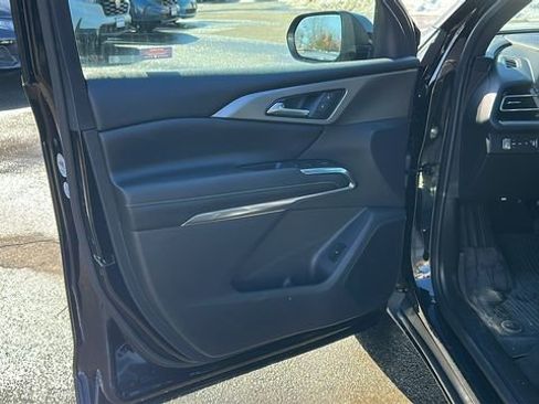 Used 2024 Chevrolet Traverse LT image 8