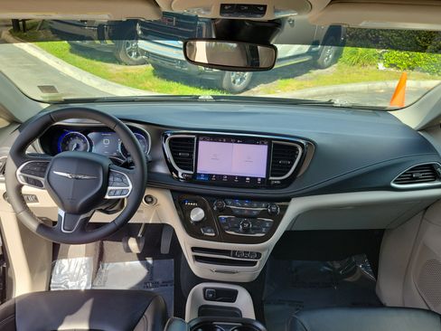 Used 2024 Chrysler Pacifica Touring-L FWD image 17