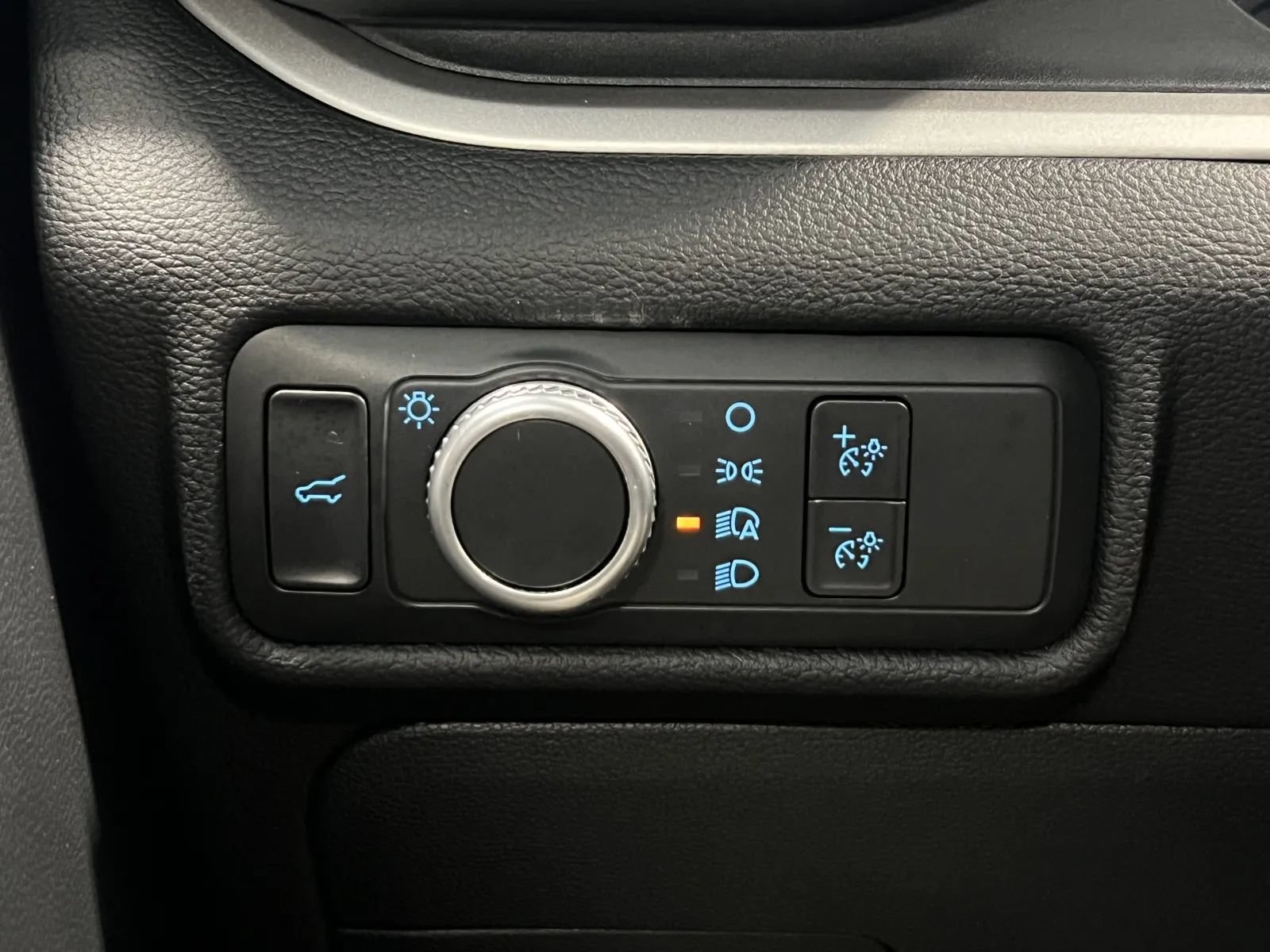 Used 2022 Ford Explorer XLT AWD/4WD image 16