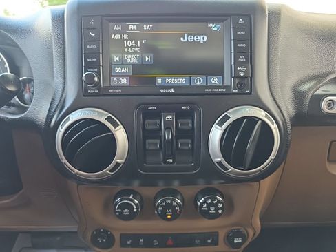 Used 2015 Jeep Wrangler Unlimited Sahara w/ Connectivity Group AWD/4WD image 16