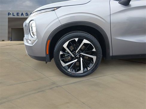 Used 2022 Mitsubishi Outlander SE image 14