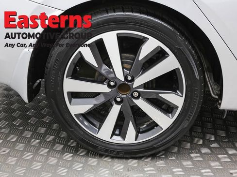 Used 2020 Nissan Versa SR w/ Convenience Package image 9