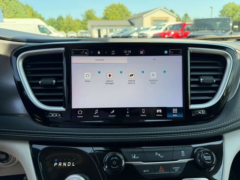 Used 2023 Chrysler Pacifica Touring-L w/ Uconnect Theater Family Group FWD image 27