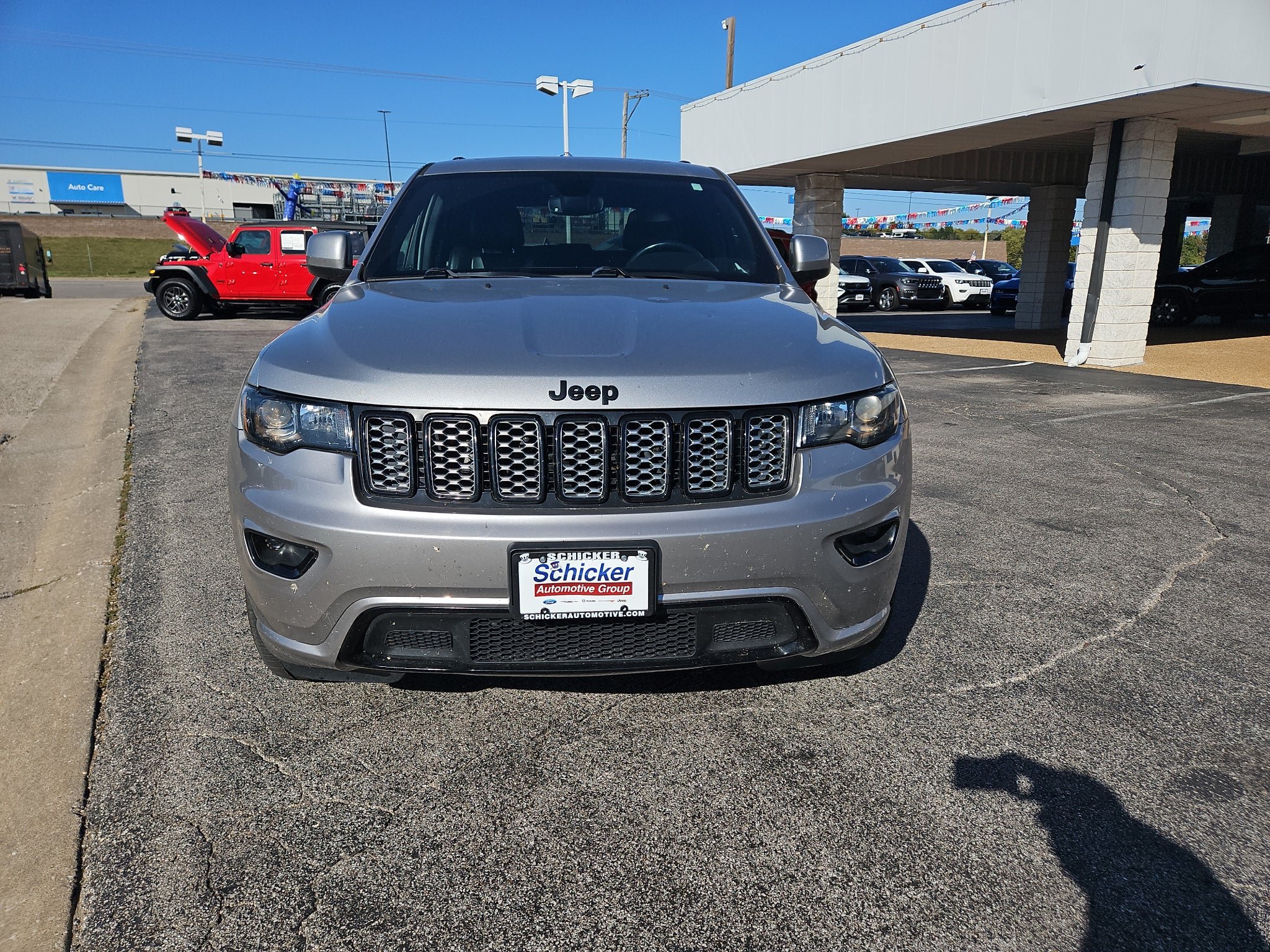 Used 2019 Jeep Grand Cherokee Altitude AWD/4WD image 2