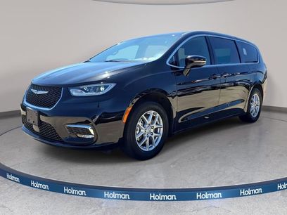 Used 2025 Chrysler Pacifica Select