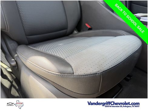 Used 2025 Chevrolet Trax LT w/ LT Convenience Package FWD image 24