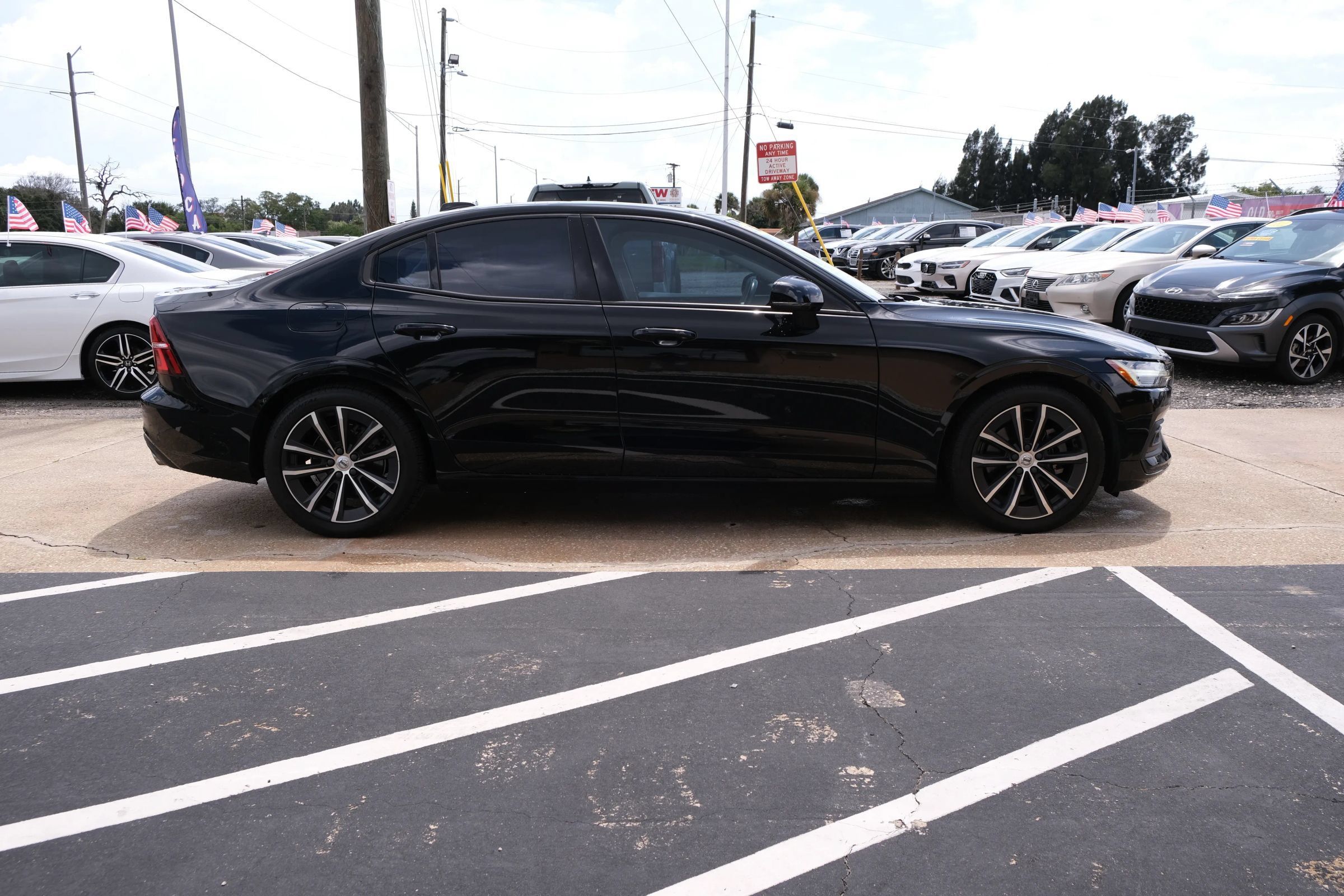 Used 2021 Volvo S60 T5 Momentum FWD image 4