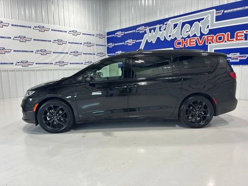 Used 2025 Chrysler Pacifica Limited FWD image 3