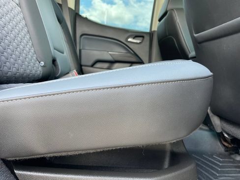 Used 2022 Chevrolet Colorado Z71 AWD/4WD image 32