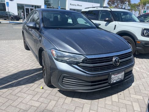 Used 2023 Volkswagen Jetta SE w/ Panoramic Sunroof Package FWD image 2