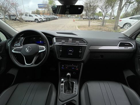 Used 2023 Volkswagen Tiguan SE image 11