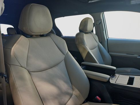 Used 2021 Toyota Sienna XLE FWD image 18