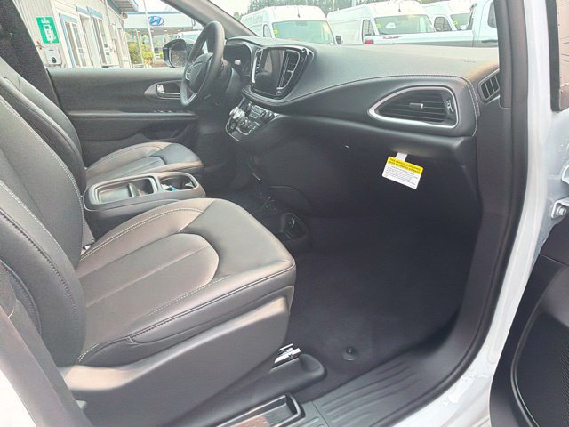 New 2027 Chrysler Pacifica Select AWD/4WD image 9