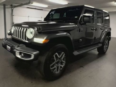 Used 2025 Jeep Wrangler Unlimited Sahara AWD/4WD image 4