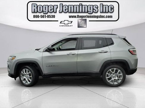 Used 2022 Jeep Compass Latitude image 2