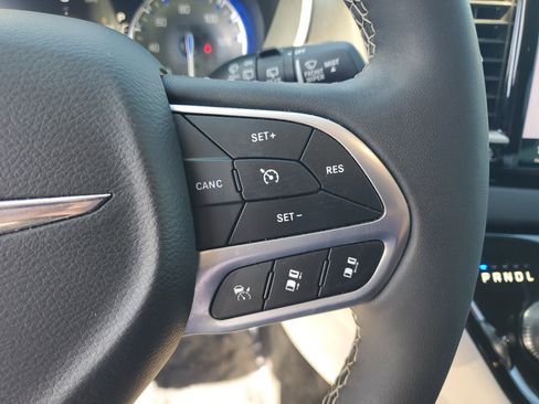 Used 2024 Chrysler Pacifica Touring-L image 20