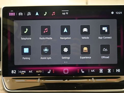 Used 2025 Volkswagen Tiguan SE w/ Panoramic Sunroof Package image 31