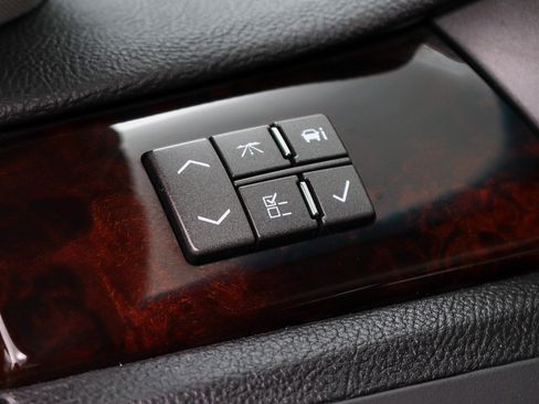 Used 2011 Cadillac DTS Premium FWD image 31