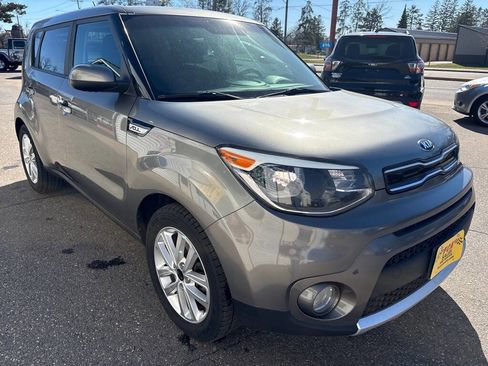 Used 2018 Kia Soul + FWD image 4