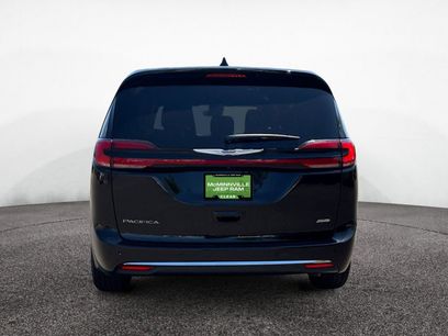 Used 2025 Chrysler Pacifica Select
