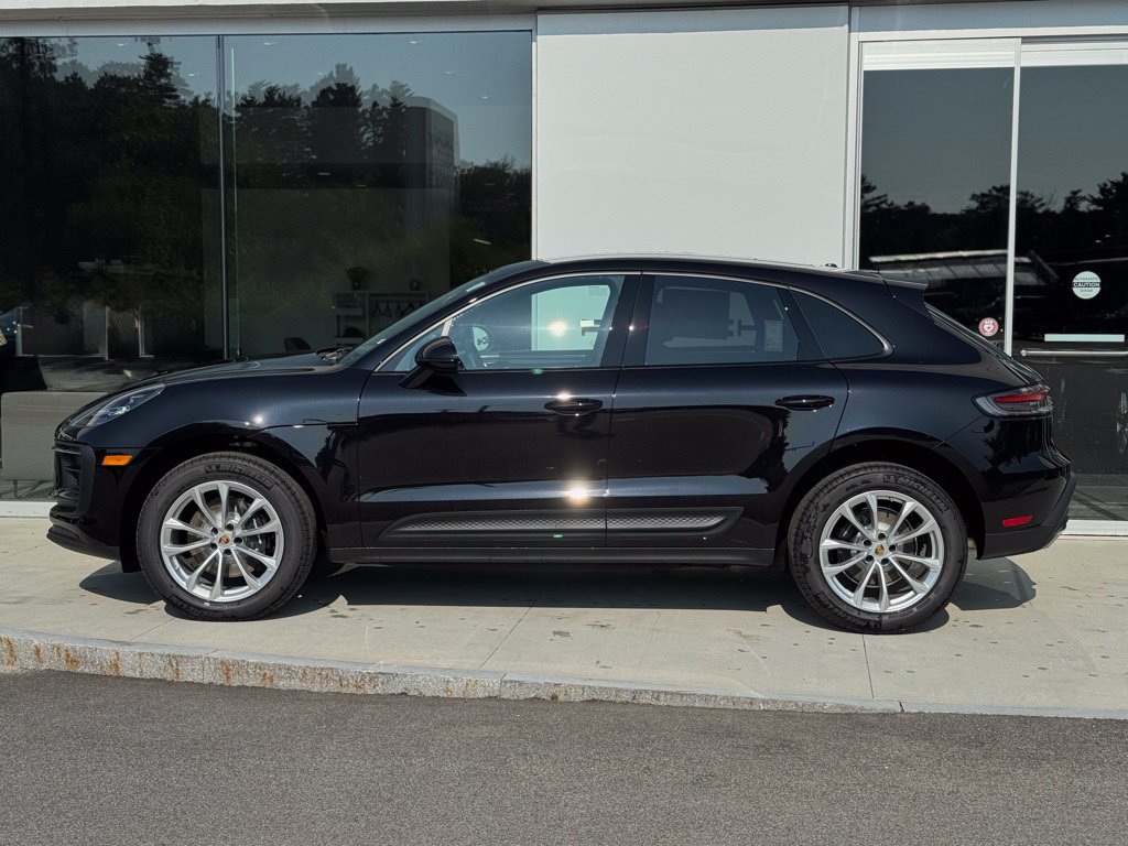 Certified 2025 Porsche Macan AWD/4WD image 2