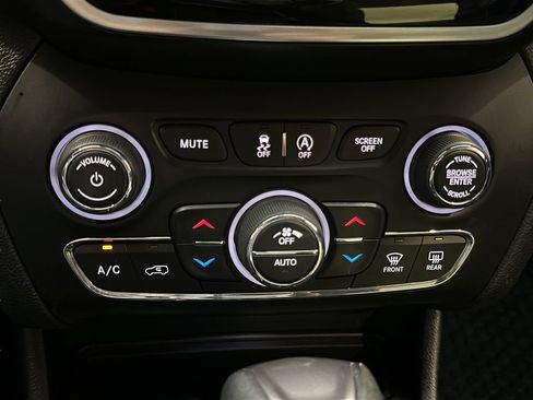 Used 2019 Jeep Cherokee Limited AWD/4WD image 24